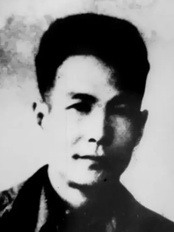 1948年，狱医刘石人到女牢诊病，一个女犯突然摔倒在地，刘石人下意识地去扶她，下