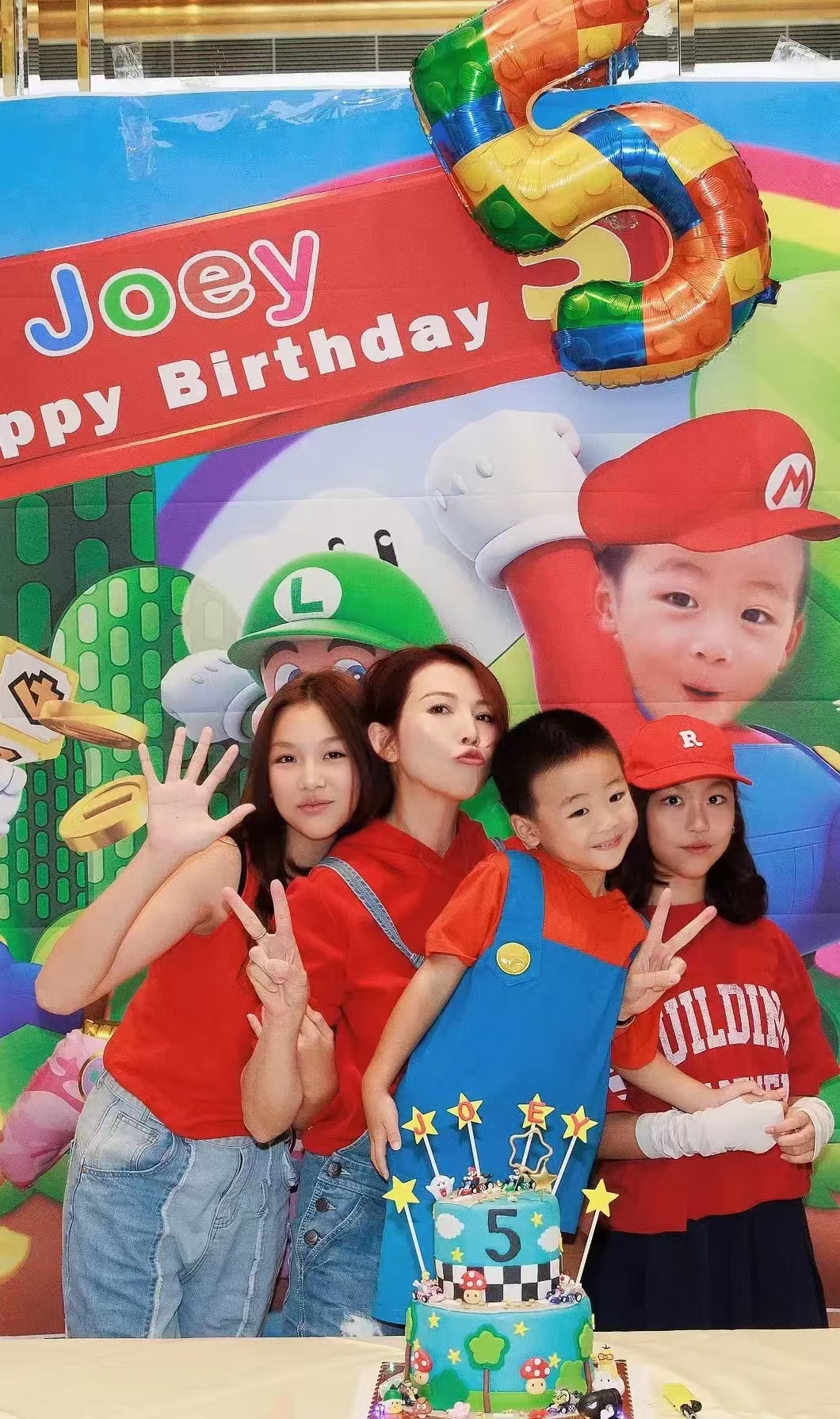 蔡少芬的基因那可真是太强大啦！她的三个孩子都像她呢。你瞧，不知不觉间，蔡少芬在4