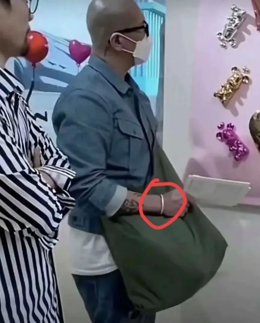 具俊晔，邮差信使来了！

具俊晔新造型辣眼睛，大S眼光果然绝！
这大金镯子跟我们