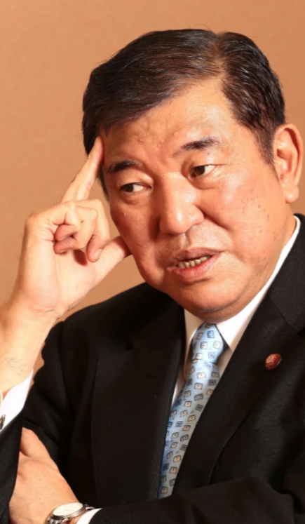 石破茂曾为内阁成员，有义务公开个人财产，日本媒体2014年披露，石破茂及家族持有