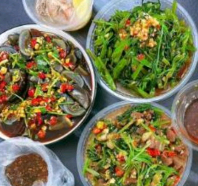 第一次去男朋友家吃饭，睡过头了就匆匆忙忙的，赶到他家，菜已经全摆在桌上了，看得我