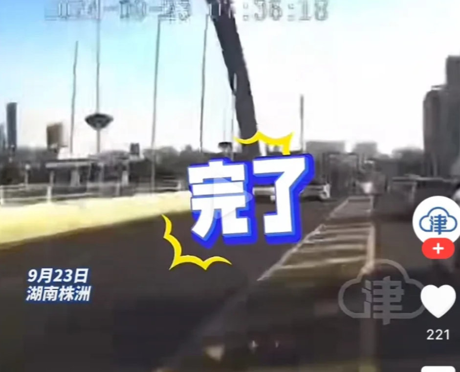 湖南株洲那起车祸，监控视频一曝光，我瞅见了好几个问题：
1、车一失控，司机就“完