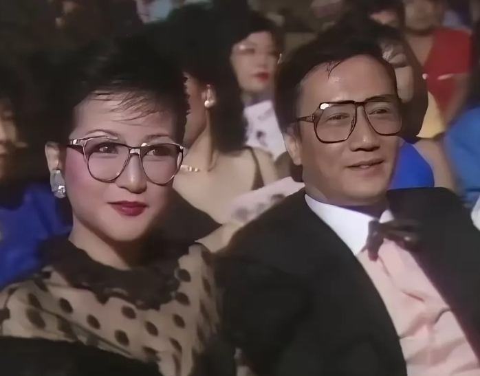 这两位都是香港著名的影视演员，右边的是香港老戏骨谢贤，谁能猜出来左边这位女演员她