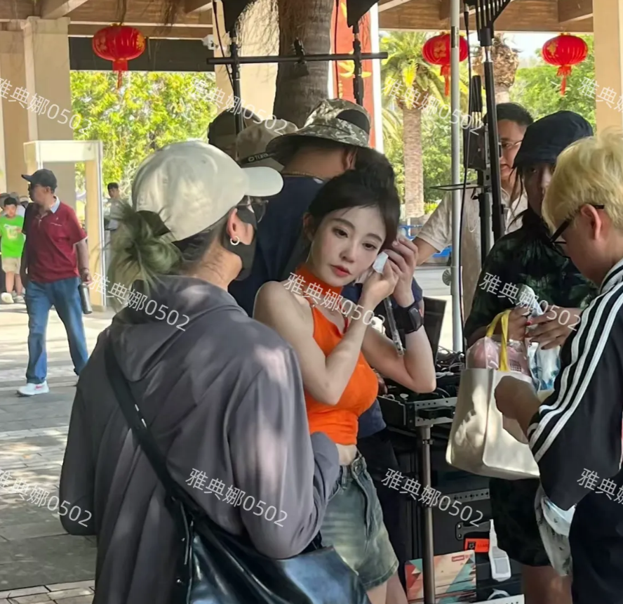 天啊，冯提莫本人跟视频里差距太大了，真人又矮又瘦整容脸，太幻灭了。
难怪跟她同期