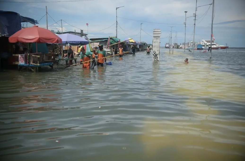 昨天，我们辽宁盘锦市大洼区二界沟遭遇海水倒灌侵袭，城市一角秒变“水城”。街道成河