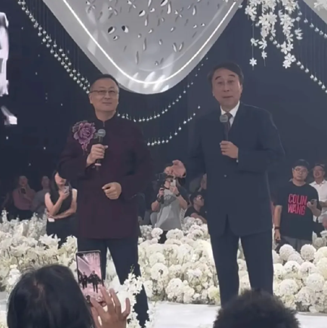 冯巩，引发热议！
9月22日，冯巩突然引发了热议，只因为有网友在重庆偶遇了冯巩参