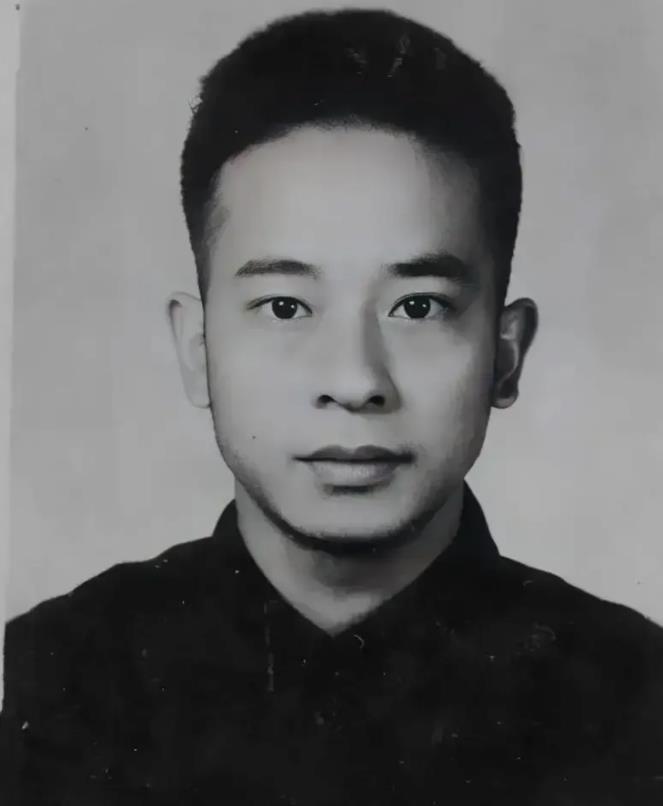 1948年，罗广斌身份暴露，但他哥哥是国军中将，敌人不敢抓人，就找到哥哥：“你弟