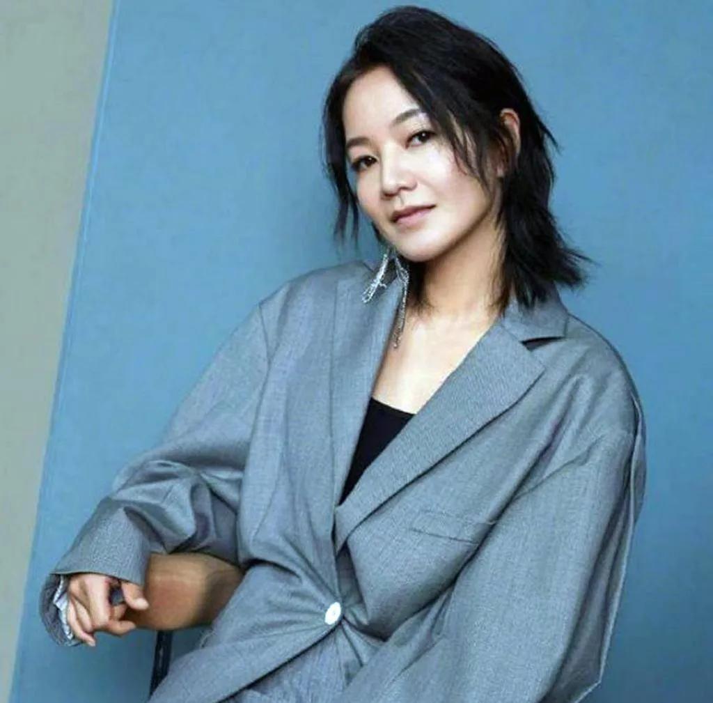 一次，小S在宋佳面前炫耀：“我这个人是富贵命，要是口渴，阿雅会去买饮料。”宋佳翻