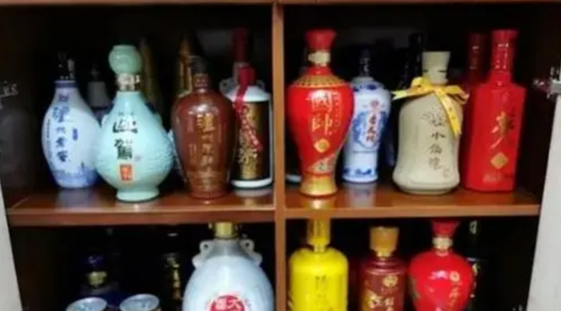 【山东，女子在家收藏2000多瓶酒，被邻居举报后，不仅被全部没收还要罚款！女子：