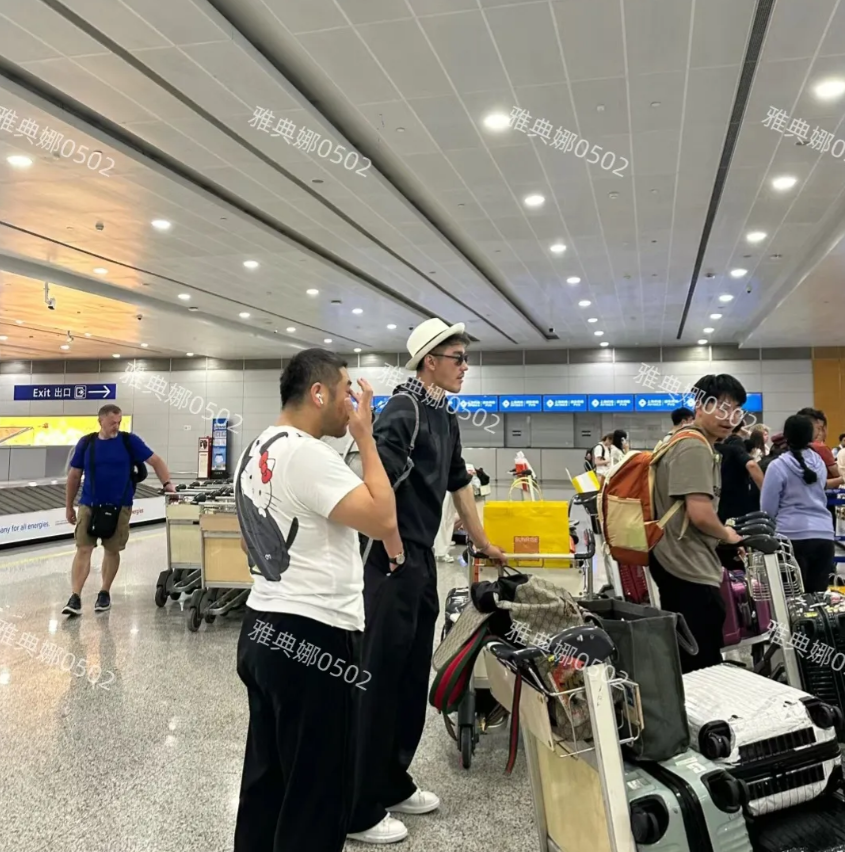 浦东机场偶遇胡兵，他不愧是名模人群中一眼就能注意到他，又高又瘦又年轻，身材体态特