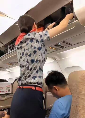 原来空姐的这身衣服是这样的结构，据说这样的设计是为了防止空姐在服务的时候，衬衣从