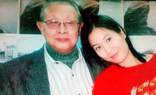 有一年，80岁老爸给刘若英写了一副春联，被她扔在一边，她说：“我不要这些，我要快