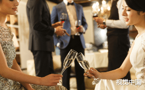 大小姐说我晚上没给她按脚，扣了我工资，可那是我妈的救命钱啊