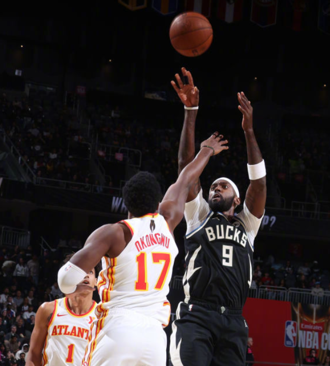 雄鹿险胜老鹰晋级NBA杯决赛，字母哥全能表现带队取胜
