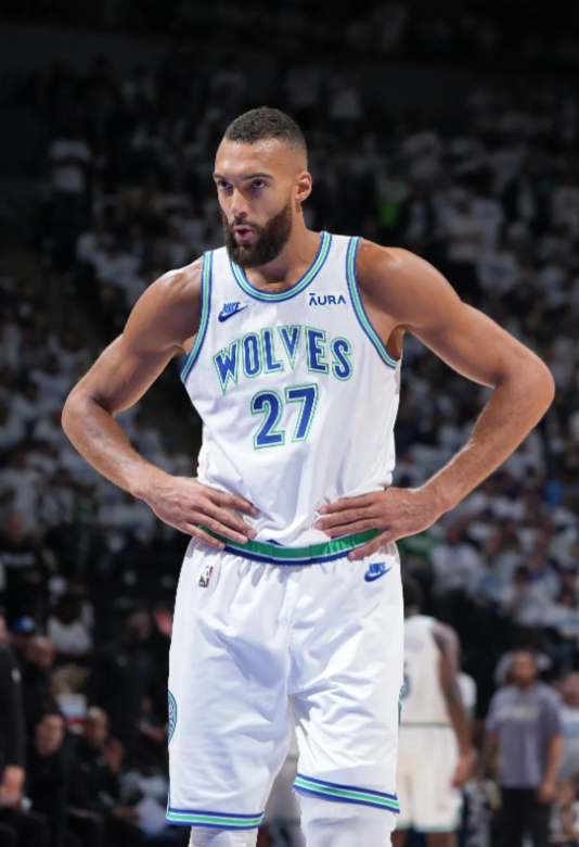 森林狼135-119公牛，全场发现这3个可笑的事实！

1、戈贝尔赛季不过场均1