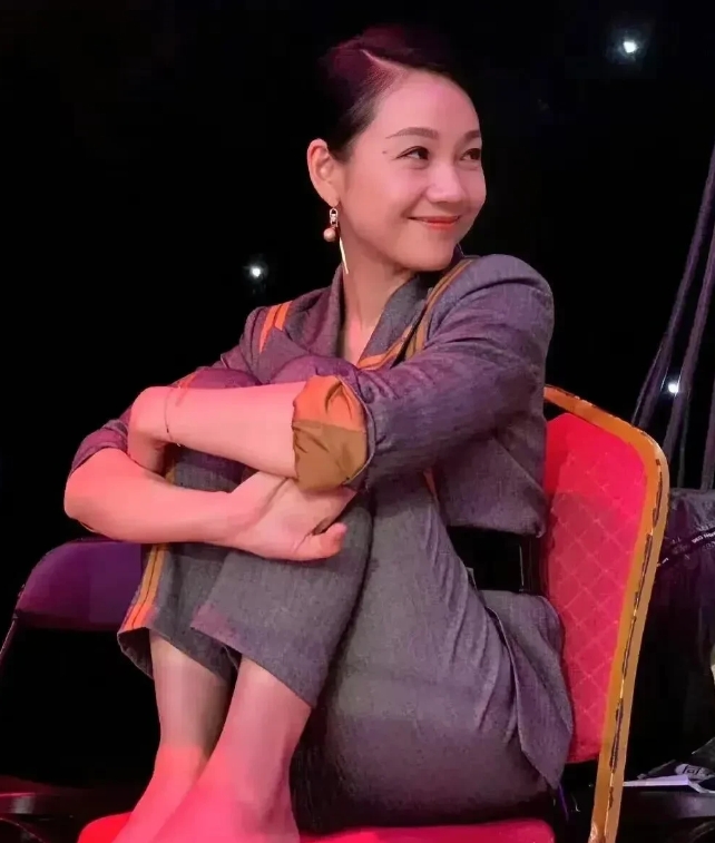 都是51岁的老女人了，怎么还这么年轻貌美，看起来妩媚动人。她会演小品，会演戏，也