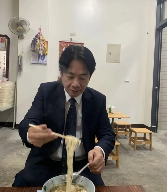 眼熟，一时想不起来这是谁了