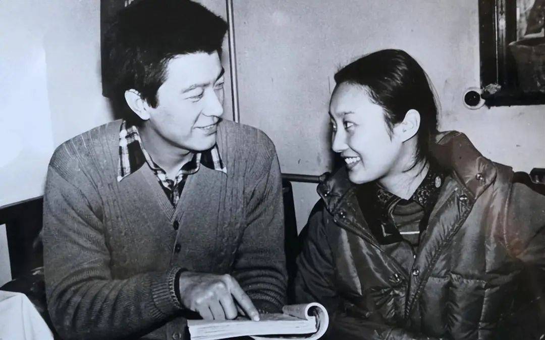 1994年，周里京正在外地拍戏的时候，突然接到警方的电话，妻子傅春英死亡，而作为