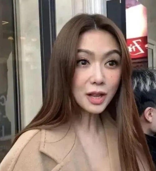 45岁薛凯琪国外街头被偶遇，脸部扭曲疑似整容，给粉丝签名很亲和