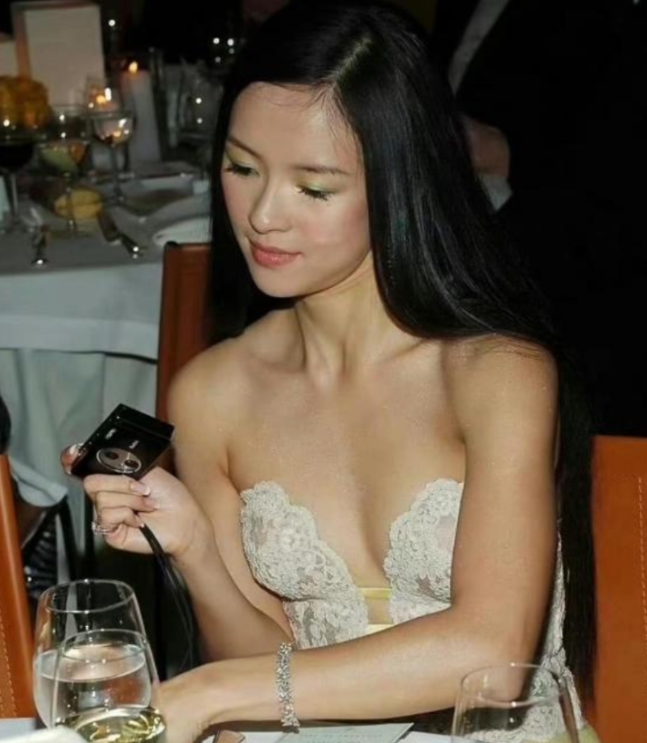 章子怡以前的衣服比现在大胆多了