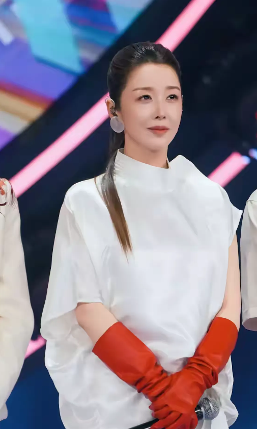 她曾是九十年代春晚的常客，她的歌曲也曾家喻户晓，虽然上了年纪，但现在的她依旧还是