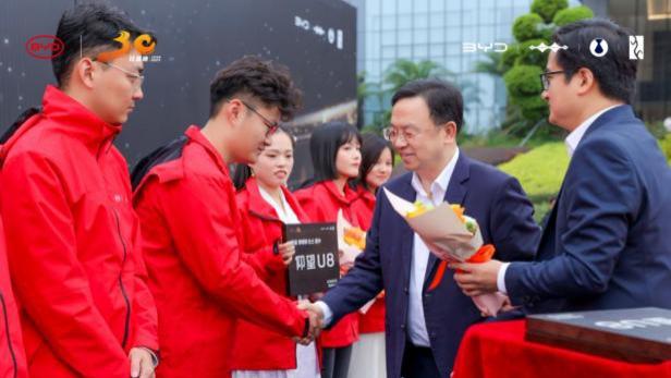 比亚迪兑现承诺，王传福为幸运锦鲤兑奖90台新车！