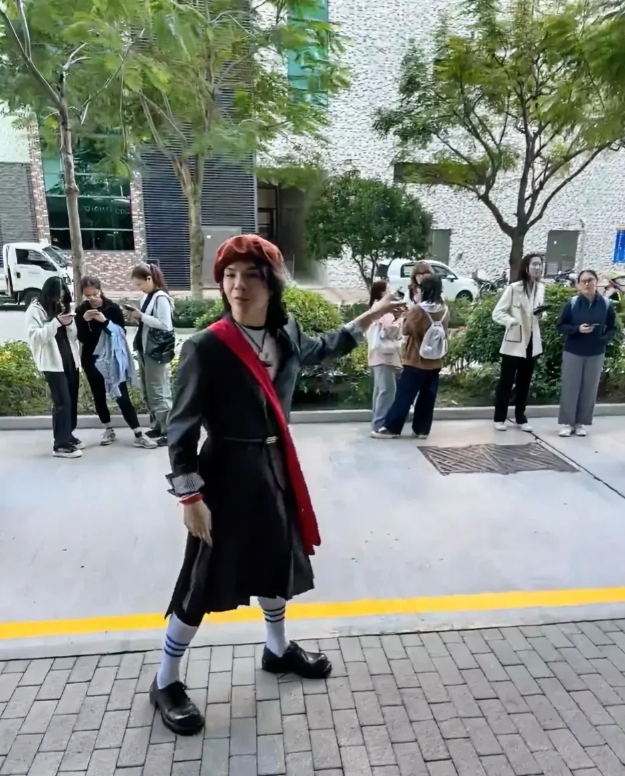 向佐已经彻底的疯了，他爹向华强也陪着他疯，为了流量真的是啥也不在乎了。完全看不懂