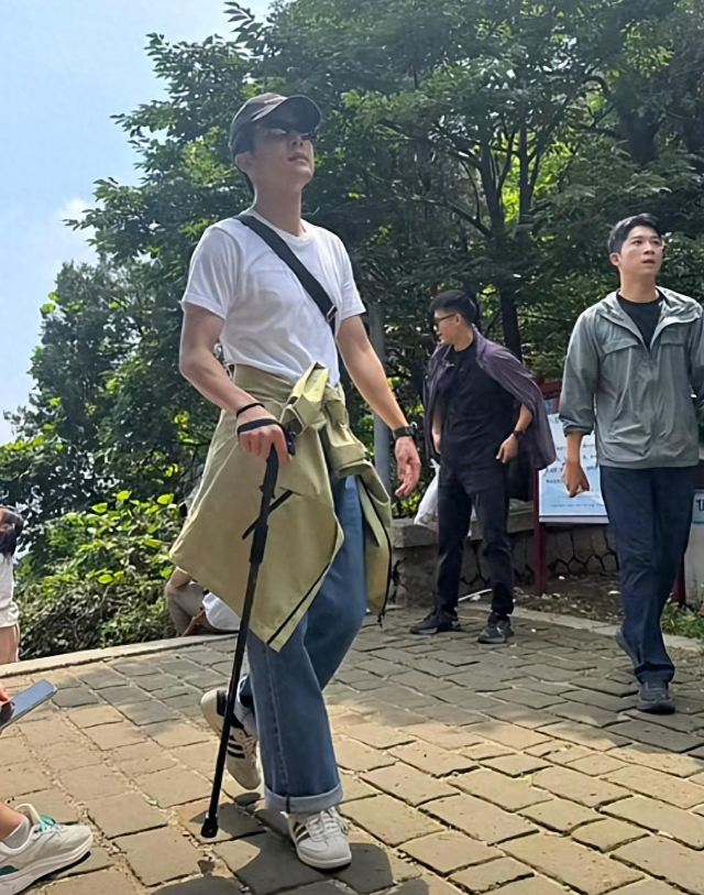 河北一男子爬泰山突然猝死，目击者曝现场画面，头盖蓝布引热议

八月的酷暑并未能阻