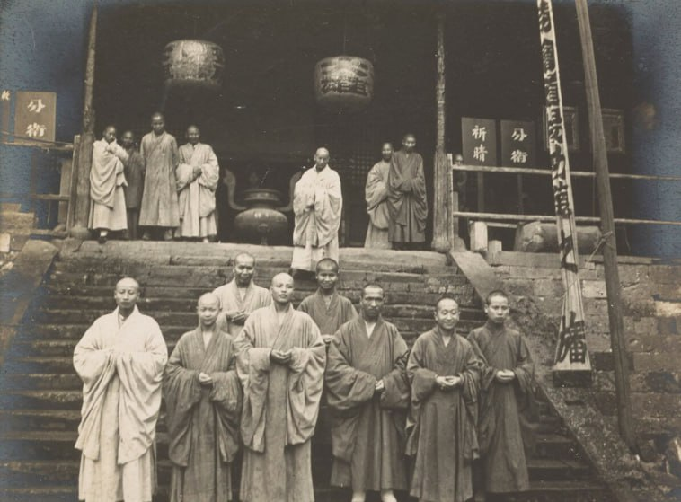 1908年，浙江，寺庙大殿台阶上站着的和尚们。