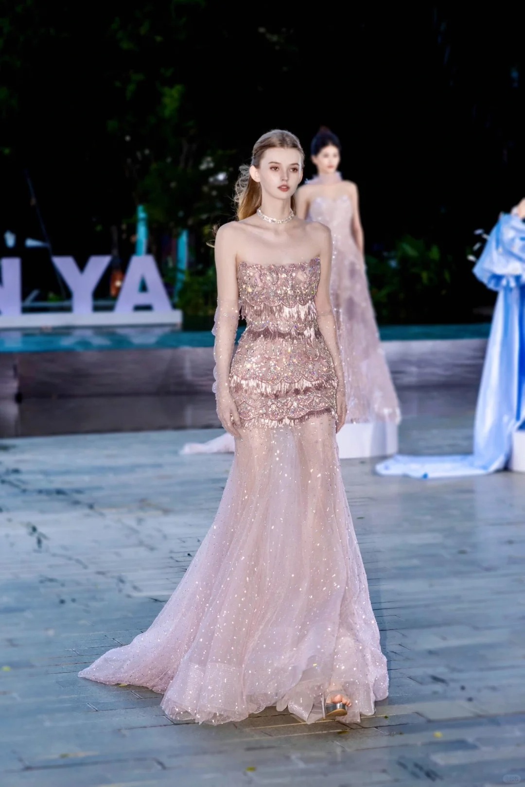 要命！！这场秀美翻了！！每套都惊艳！震撼