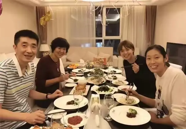 在美国用筷子吃西餐的郎平一家人