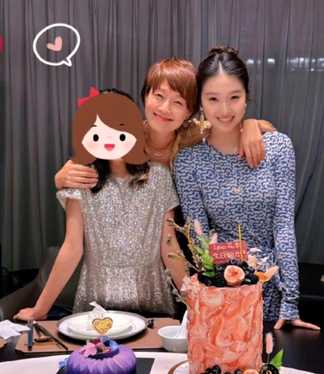 文章马伊琍女儿16岁生日照，感觉眼妆怪怪的，审美为什么这样？
