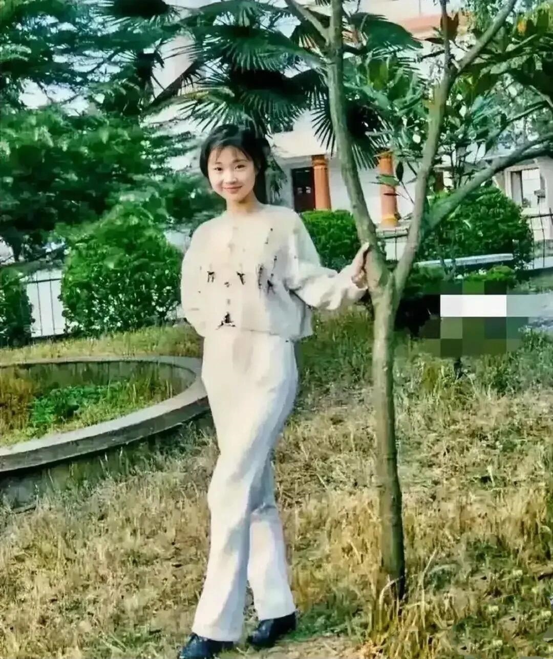 柳岩纯真清秀，清新自然