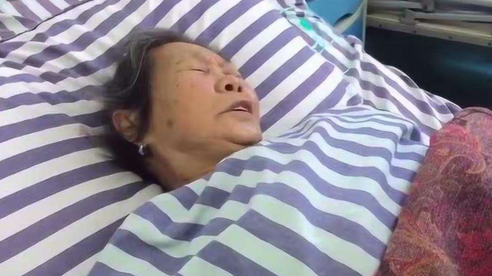 7旬老汉为救妻下跪求女儿，女儿：想都别想