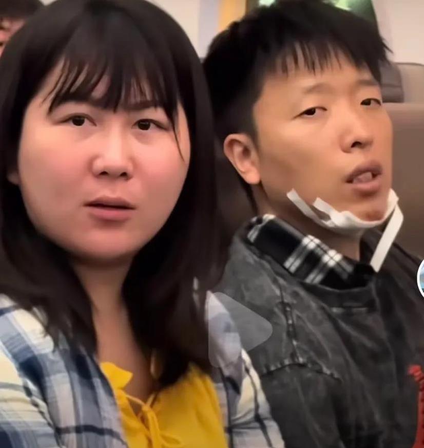 2025年2月6日，新加坡飞往上海的航班上，一女子在飞机开始滑翔时，突然吵着要上
