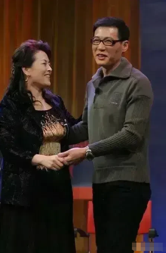 看见几十年后二人的相聚，不禁让人感叹岁月无情啊！
图二是1984年他俩合作电影《