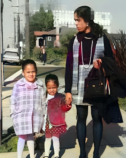 小时候的哈里斯与妹妹玛雅·哈里斯和母亲高普兰在一起。姐妹俩都对母亲极为崇拜。在她
