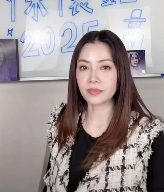 来自台湾省的歌星徐怀钰，大家还记得她吗？尽管不再是她歌曲里唱的那个小女生了，但天