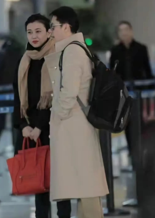 蔡国庆一首歌吃了一辈子，活的开心滋润，他身边这美女是她老婆吗？