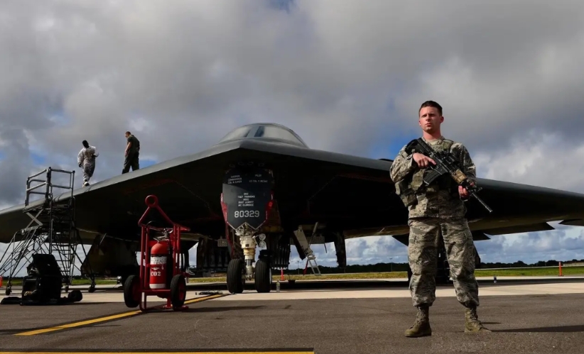 胡塞再次名扬世界的机会来了，把b2战略轰炸机给搞一架下来。
美国对胡塞的“关照”