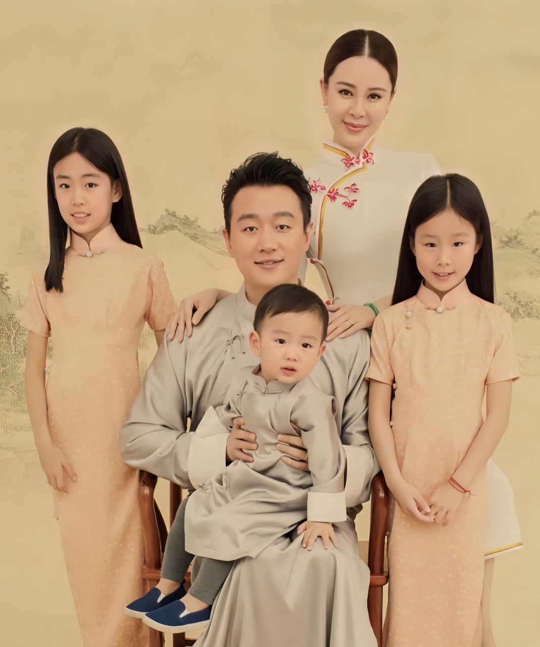 清晨，佟大为早早起床给父亲做完针灸，他趴在父亲耳边轻声说：“爸，今天又是崭新的一