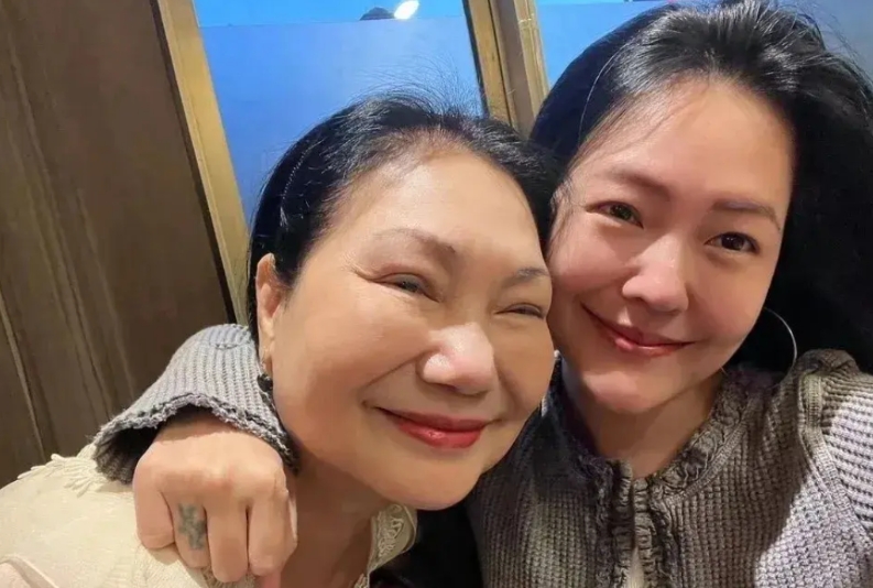 奇了怪了，大S去了，前夫前婆婆被骂惨，被各种道德绑架。
然而大S生病住院期间，她