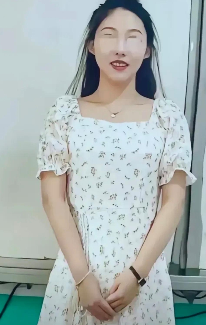最近传得沸沸扬扬的40室女教师出轨闺蜜老公，话说这位女教师，白天和闺蜜一起吃饭，
