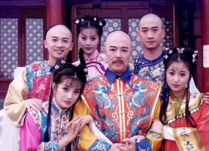 主持人问张铁林:“当初琼瑶是花多少重金找你来演皇阿玛的？”张铁林摇摇头:“没有这