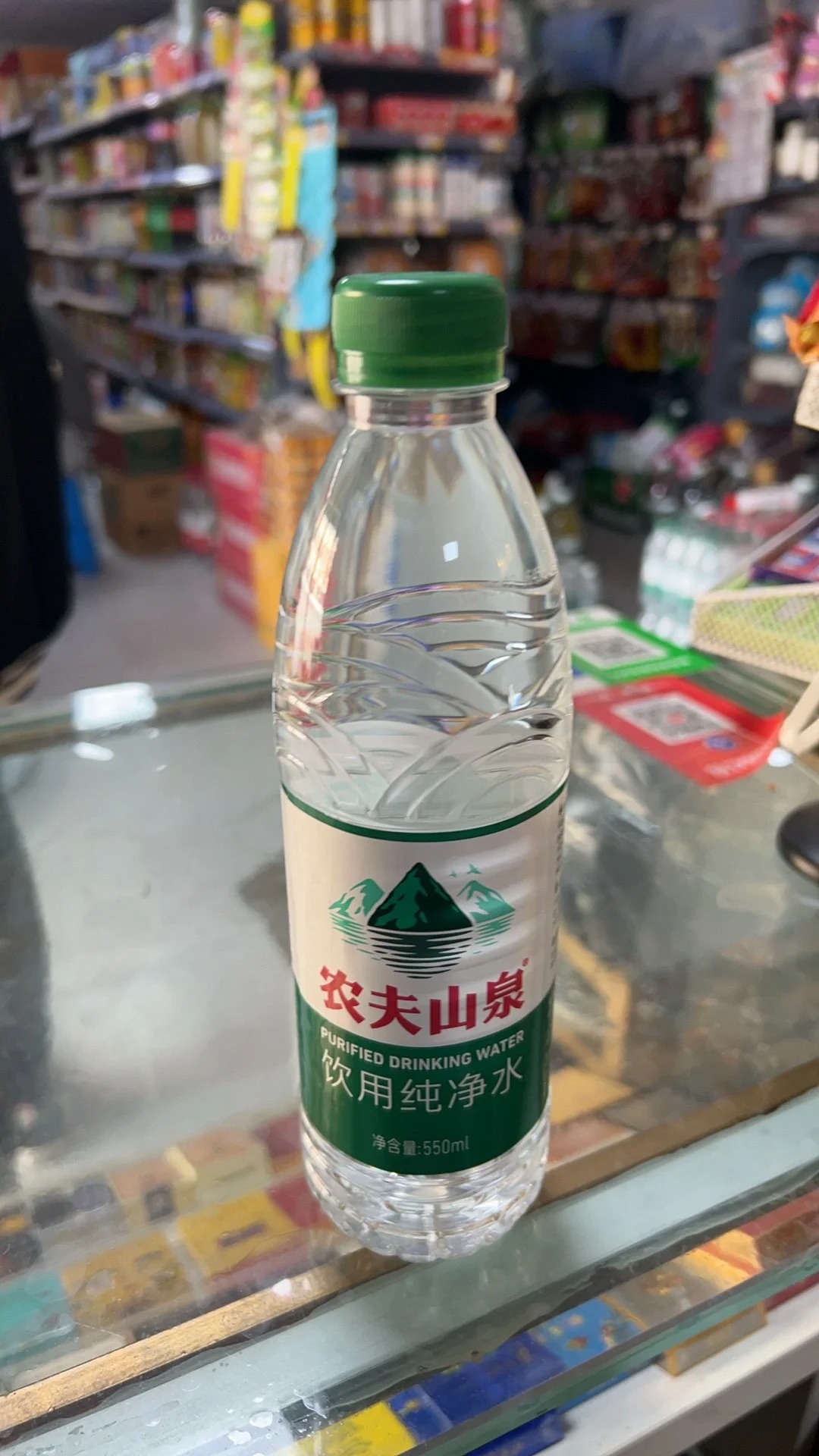 农夫山泉它绿了
像不像假怡宝啊？它为什么要换成绿色呢？？？