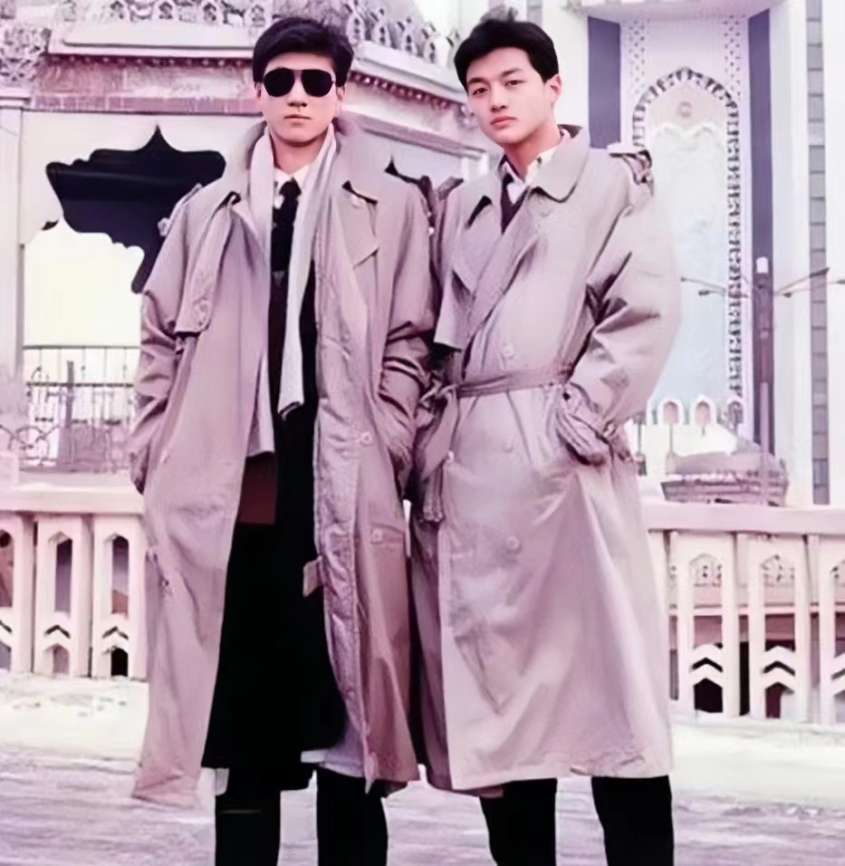 1990年，19岁的李亚鹏和21岁的哥哥李亚伟，在乌鲁木齐人民立交桥头留下的合影