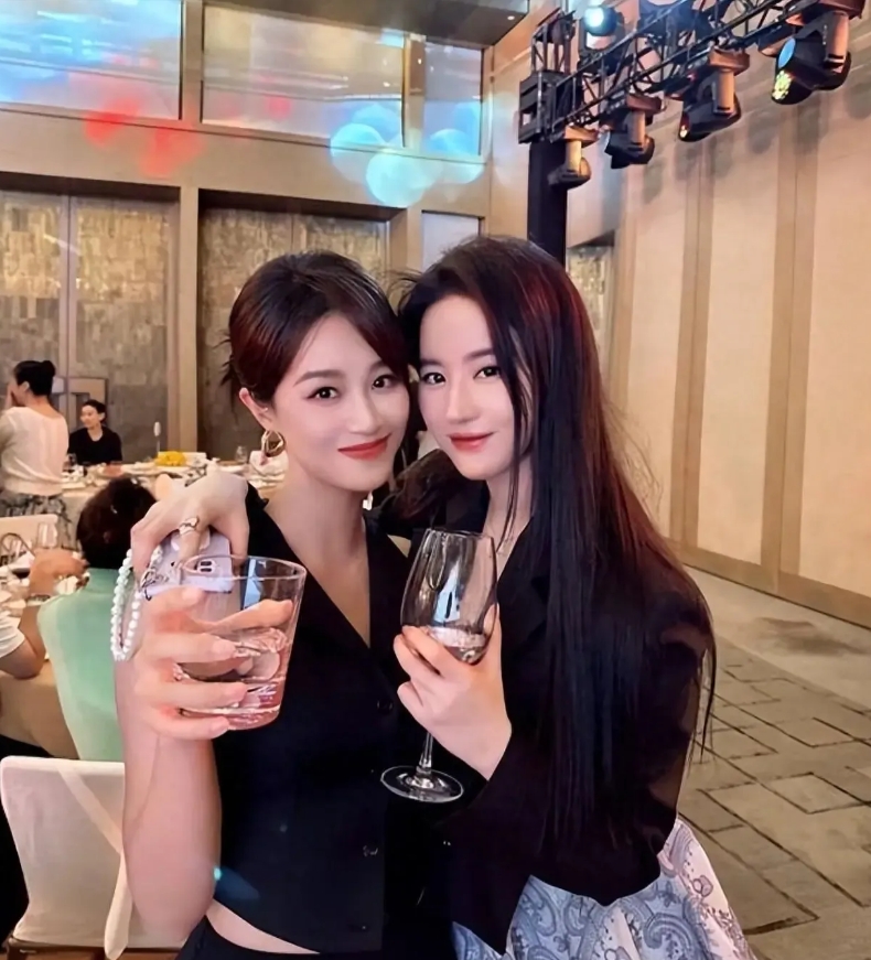 真没想到，蓝盈莹现在的美貌已经可以和刘亦菲相提并论了！果然红气养颜，这人红了以后