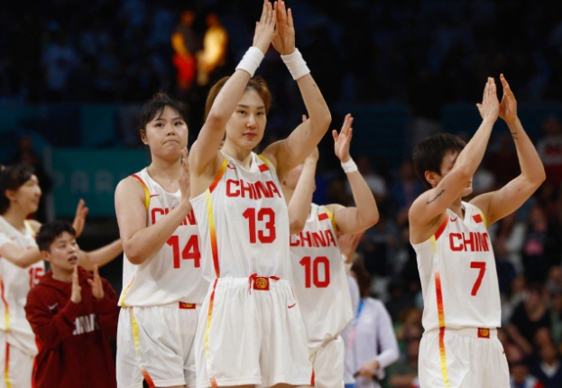 中国女篮路在何方？中国女篮小组惨淡出局，现在已经返回国内。但是中国女排由世界亚军