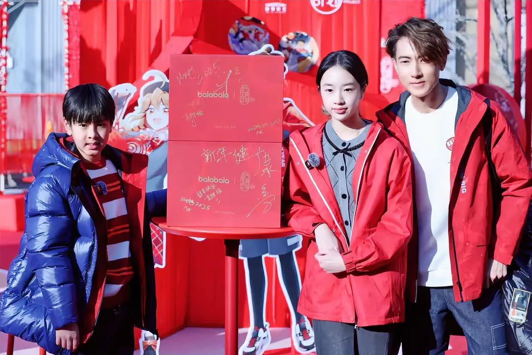 吴尊携儿女亮相，颜值引热议
近日，吴尊带着Neinei和Max现身活动现场，立刻