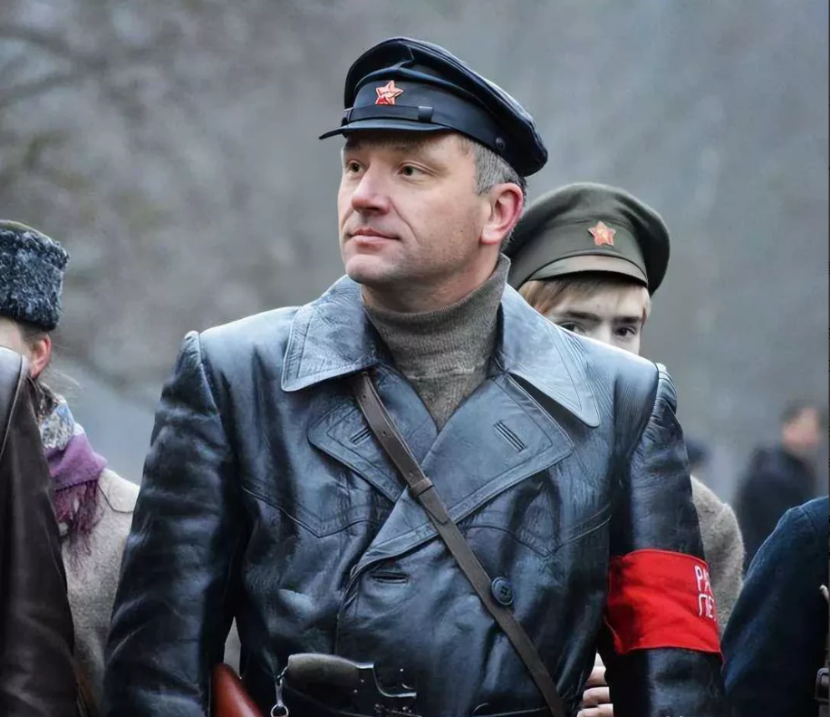 1941年6月22日，德军带着小胡子的“政治委员令”杀入苏联，无数苏军政委投降后